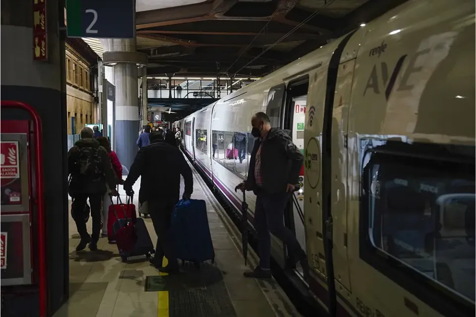 viajeros Tren AVE Paco Paredes