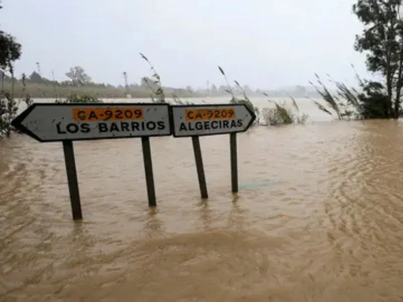 servicios-de-emergencia-zonas-inundadas-por-borrasca-leonardo|Foto: La Sexta  La borrasca Leonardo deja más de 3.500 evacuados y 84 tramos de carretera cortados en Andalucía. Aemet advierte de nuevos temporales el fin de semana
