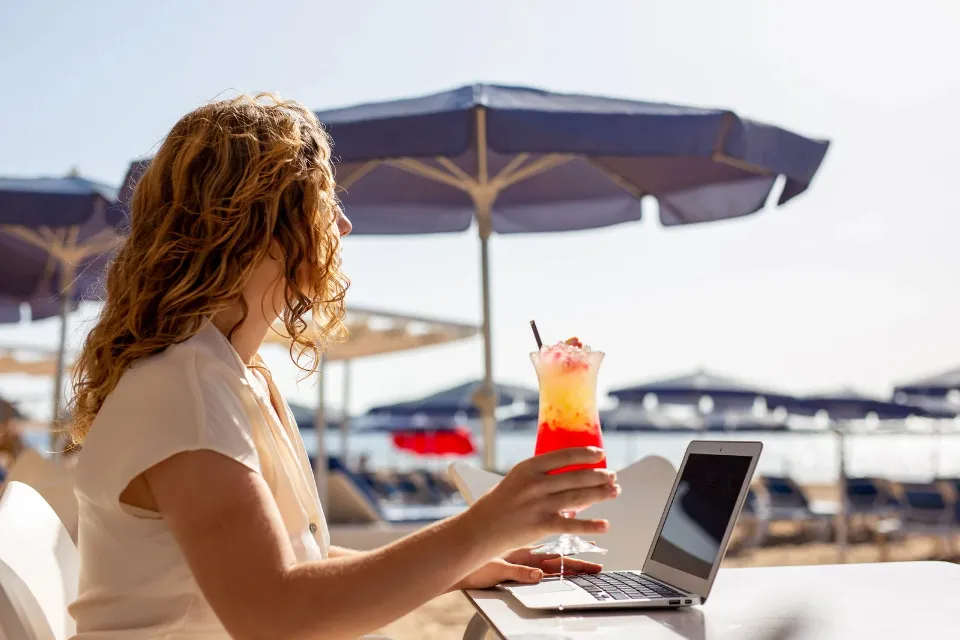 Nómada digital  Estos son los destinos más seguros para trabajar a distancia