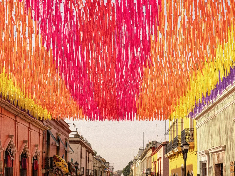 Adornos de papel suspendidos en una calle engalanada durante la Festa Major de Gràcia