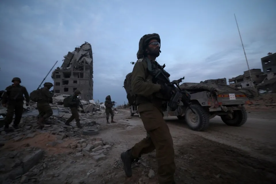 Soldados de las Fuerzas de Defensa de Israel- Gaza - Foto: EFE/EPA/Atef  Soldados de las Fuerzas de Defensa de Israel en la localidad palestina de Beit Lahia, en el norte de la Franja de Gaza. EFE/EPA/Atef