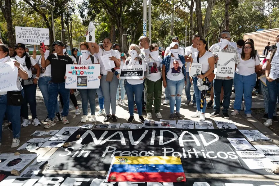 protesta de Familiares de "presos políticos" Venezuela -  EFE/ Ronald Peña Fotografía de archivo de personas durante una protesta de Familiares de "presos políticos" frente a la sede del Ministerio Público (Fiscalía). EFE/ Ronald Peña