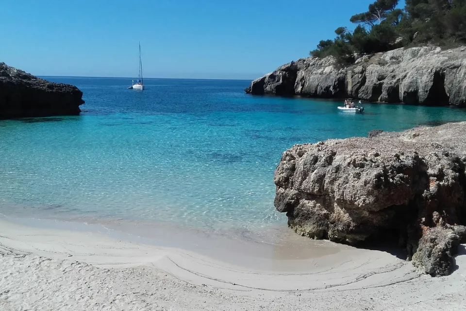 Buceo en Baleares: descubre las rutas para explorar cetáceos y cuevas ocultas Buceo en Baleares: descubre las rutas para explorar cetáceos y cuevas ocultas