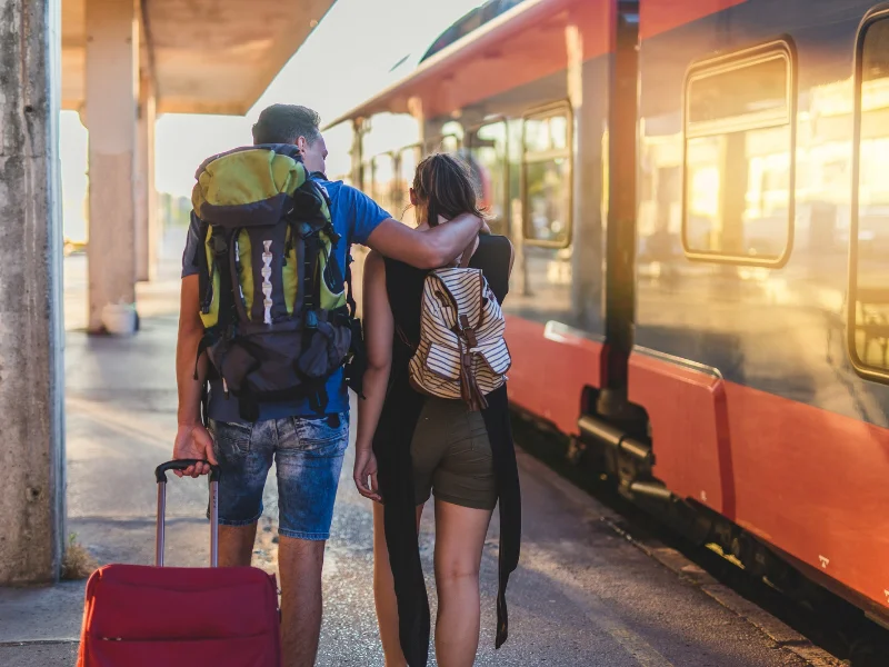 jovenes-viajando-en-tren-alta-velocidad-programa-verano