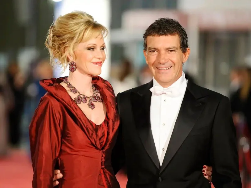 antonio-banderas-y-melanie-griffith-caminando-del-brazo-por-los-angeles|Foto: Gtres 