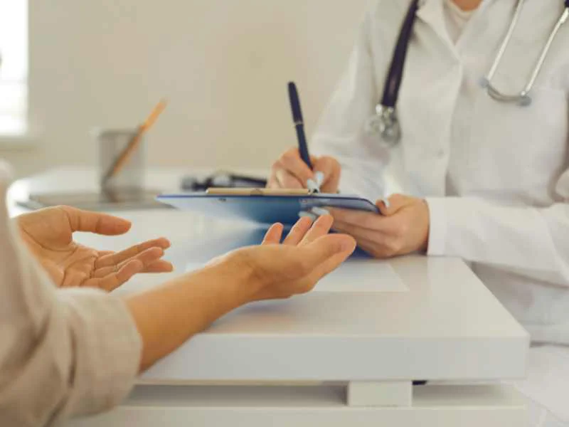 Trabajador recibiendo atención médica e información sobre prestaciones de la Seguridad Social
