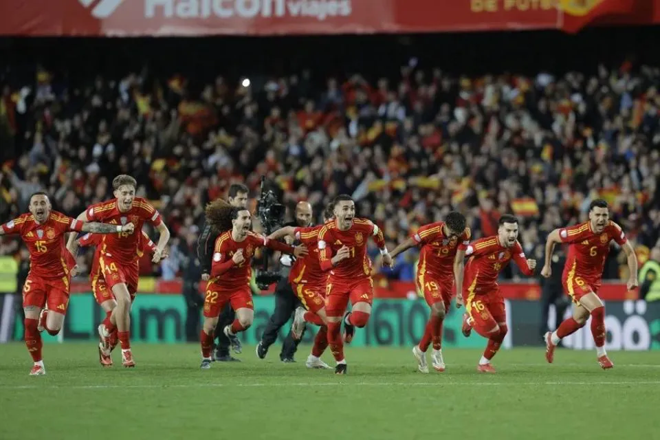 Jugadores de la selección española de fútbol celebran la victoria ante Países Bajos|Foto: EFE/Kai Fosterling Liga de Naciones: Unai Simón y Pedri llevan a España a la fase final, donde se enfrentará a Francia
