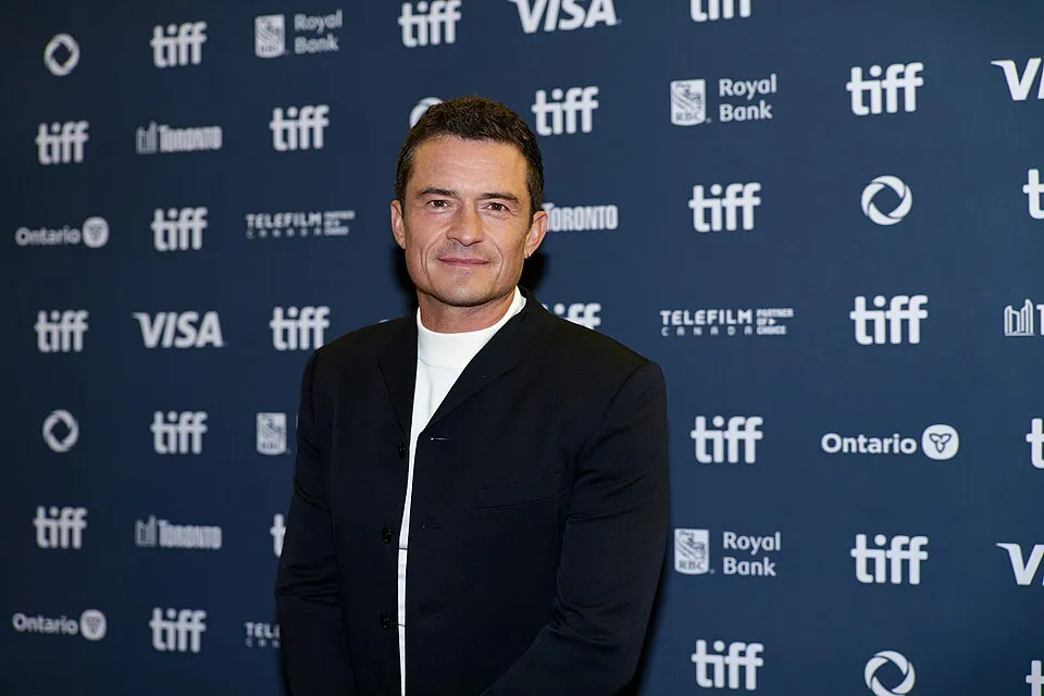 Orlando Bloom (2024)|Foto: Kevin Payravi / Wikimedia Commons El actor, que interpretó a Will Turner, Orlando Bloom, asegura que el éxito de la nueva entrega de la franquicia "Piratas del Caribe" depende de que el elenco original, incluidos Depp y Keira Knightley, vuelva a embarcarse en la aventura.