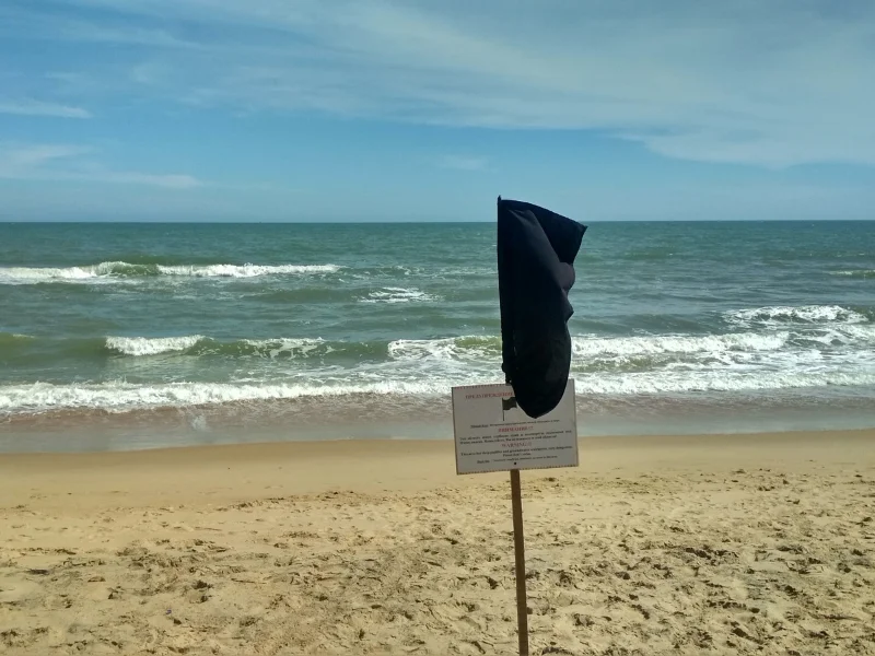 una-playa-con-bandera-negra-por-contaminacion-radiactiva