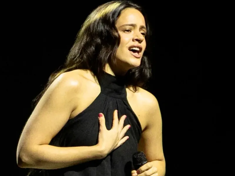 rosalia-actuacion-sorpresa-concierto-palestina-barcelona-sant-jordi|Foto: El Mundo  Rosalía sorprende en el Palau Sant Jordi durante el concierto Manifest x Palestina. Un evento solidario con Bad Gyal, Amaia y Guardiola por la paz en Gaza
