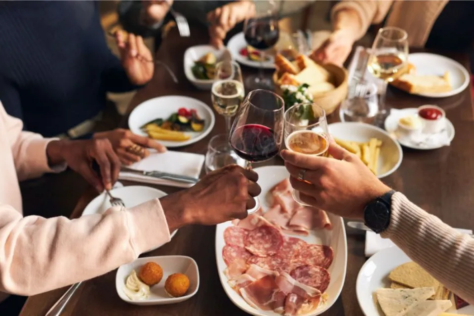 Cena con extraños