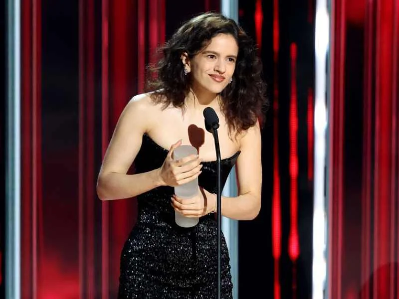 La artista Rosalía sosteniendo un galardón sobre el escenario de los Premios Billboard|Foto: Getty Images