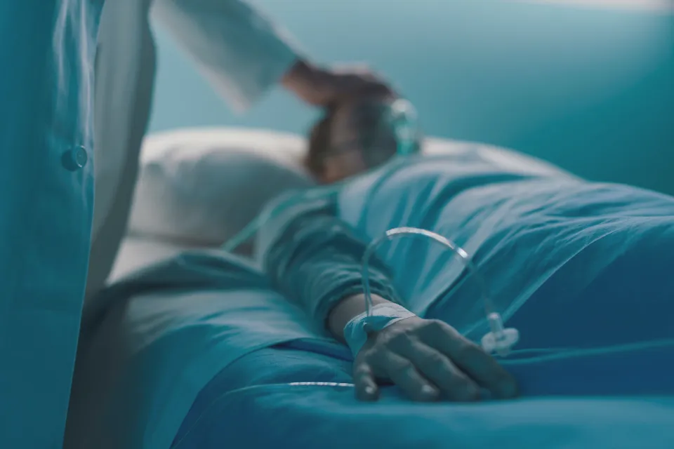 Paciente en cama- persona enferma - enfermo - cáncer - hospitalizado - persona joven 