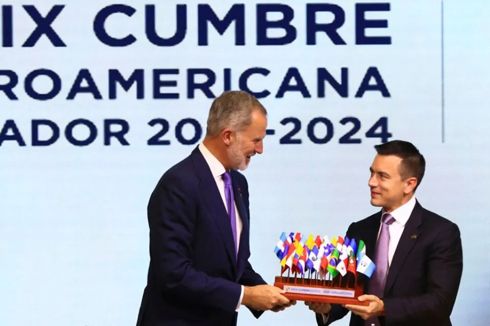 El presidente de Ecuador, Daniel Noboa - rey Felipe VI - EFE/Robert Puglla El presidente de Ecuador, Daniel Noboa (d), entrega las banderas de los países iberoamericanos al rey Felipe VI al cierre de la XXIX Cumbre Iberoamericana en Cuenca (Ecuador). EFE/Robert Puglla