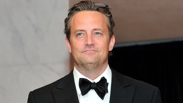 Matthew Perry, quien fué hallado muerto en el jacuzzi de su casa|Foto: Ron Sachs / picturedesk.com Un médico fue condenado a 30 meses de prisión por recetar ketamina a Matthew Perry, cuya muerte por sobredosis impulsó una investigación federal y una sentida demanda de justicia por parte de sus padres.