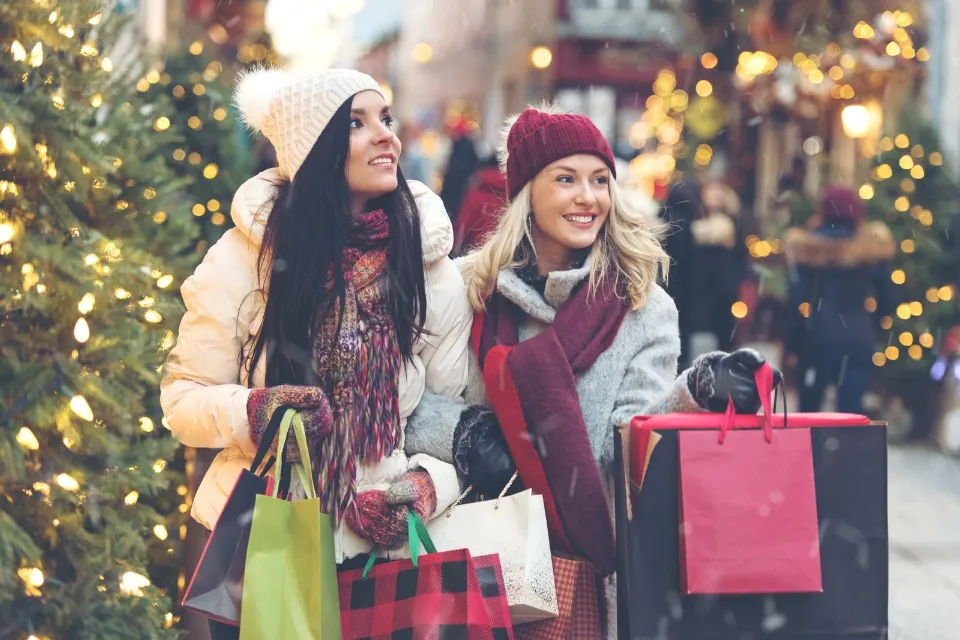 Navidad - compras - Europa - España - Dos mujeres comprando en Navidad 