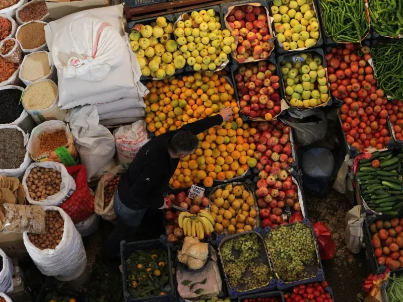 Inflación en España se estabiliza en agosto: IPC en 2,7% y alimentos moderan su subida El IPC se mantiene en 2,7% en agosto. La inflación alimentaria baja al 2,3% y el aceite de oliva cae un 43,7%, según el INE
