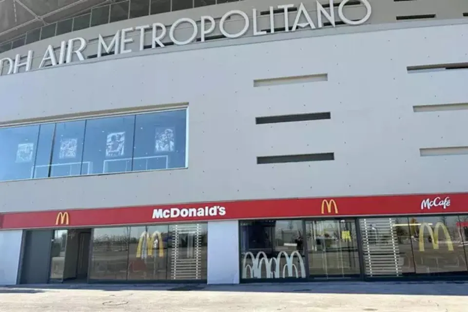 Restaurante de McDonald's en el estadio del Atlético de Madrid - Foto: Europa Press/Mcdonald's