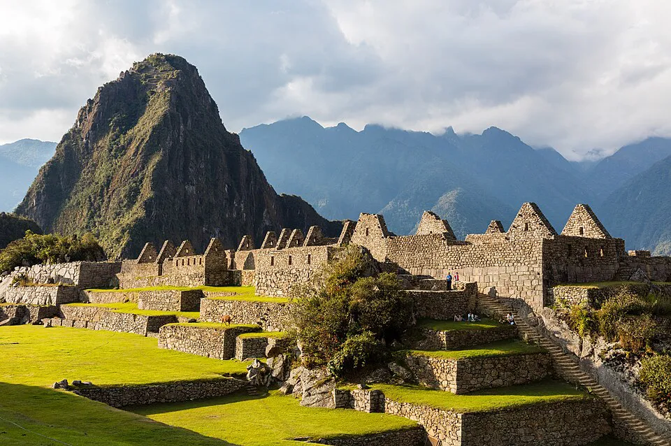 Vista de las antiguas casas de Machu Picchu|Foto: Diego Delso / Wikimedia Commons La organización New7Wonders encargada de elegir a las Maravillas del Mundo moderno citó la mala gestión, la masificación turística y la inestabilidad social como factores que "comprometen la credibilidad" de Machu Picchu.