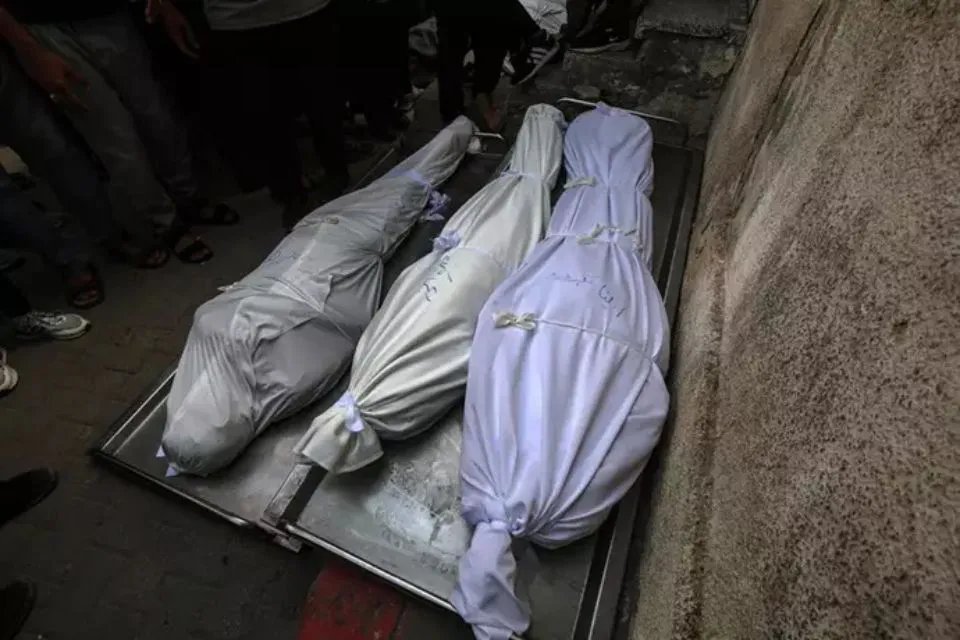 Cadáveres de varios palestinos muertos en la ciudad de Gaza|Foto: Europa Press/Omar Ashtawy/Zuma Press/Contactophoto Gaza: mueren al menos diez personas en un bombardeo de Israel contra la vivienda de un periodista 

