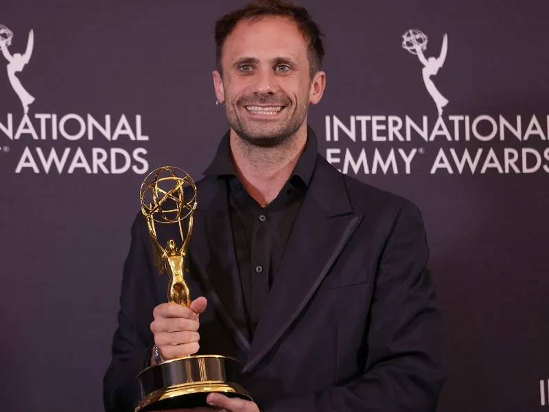 Oriol Pla hace historia en los Emmy Internacionales|Foto: Sarah Yenesel/EFE/EPA 
Oriol Pla hace historia al ganar el Emmy Internacional a mejor actor por Yo, adicto. España suma otro galardón con #SeAcabó: Diario de las campeonas