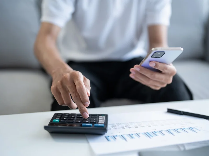 joven-revisando-datos-financieros-en-su-telefono-movil
