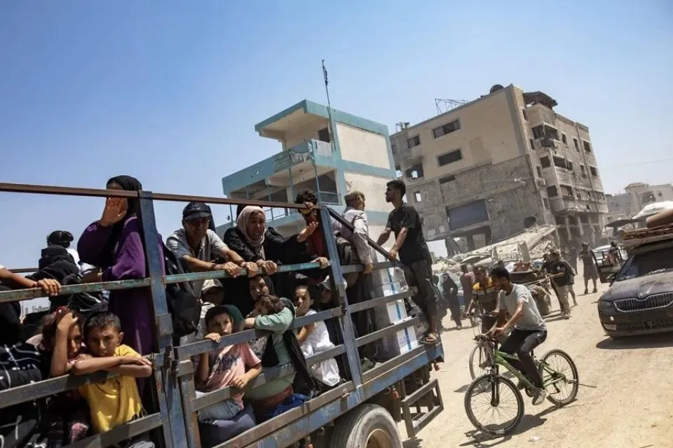 Palestinos huyen de Jan Yunis tras una orden de evacuación del ejército israelí|Foto: EFE/EPA/Haitham Imad Israel ordena evacuar todo el sur de Gaza ante un «ataque sin precedentes»