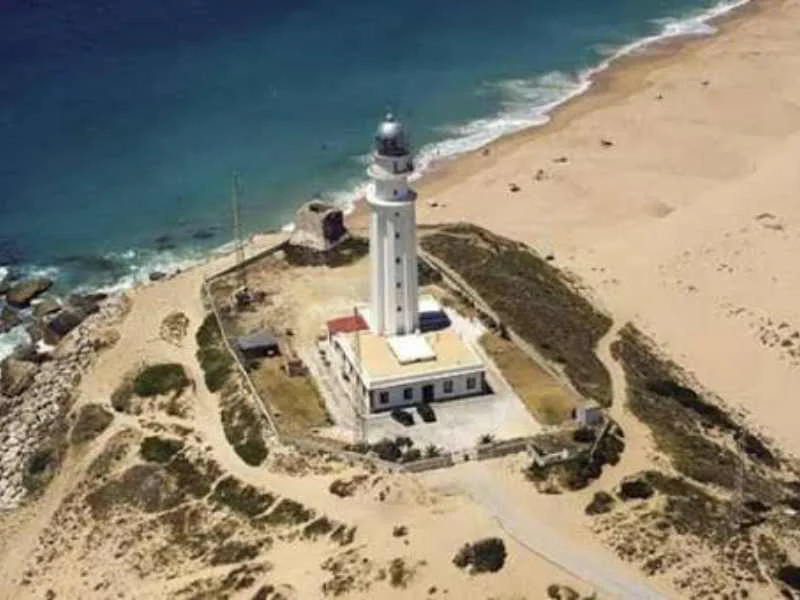Torre encalada con contrafuertes del Faro de Trafalgar sobre el tómbolo de Barbate en Cádiz|Foto: Ministerio de Cultura