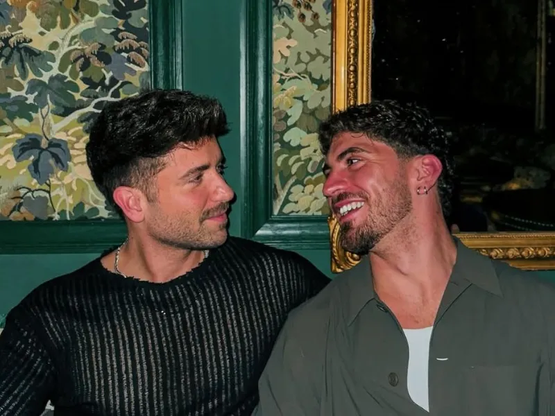 pablo-alboran-juan-sesma-relacion-confirmada-modelo|Foto: El Confidencial  Pablo Alborán y el modelo Juan Sesma oficializan su noviazgo tras meses de rumores. Detalles del cumpleaños y la confesión del cantante en 'La Revuelta'
