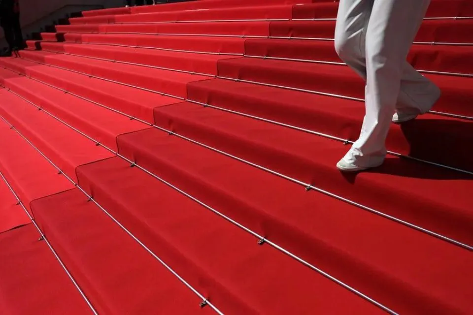 Alfombra roja del festival de cine de Cannes en Francia|Foto: EFE/Mohammed Badra Festival de Cannes: prohiben «la desnudez» y los trajes de grandes volúmenes en la alfombra roja

