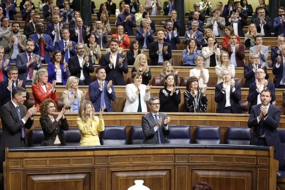 Bancada socialista aplaudiendo durante el pleno de este jueves en el Congreso|Foto: EFE/Zipi Aragón El Gobierno saca adelante su plan arancelario con apoyo de Junts y abstención de Podemos