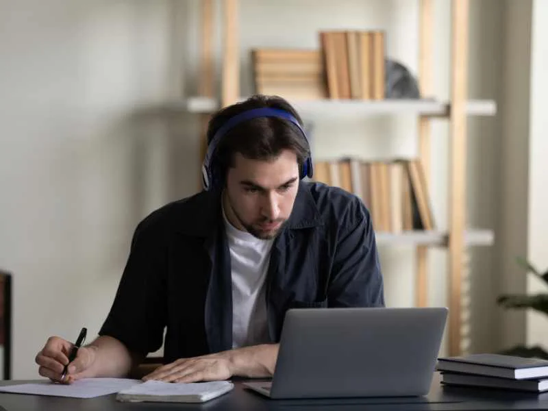 Profesional trabajando en una portátil y realizando un curso en línea