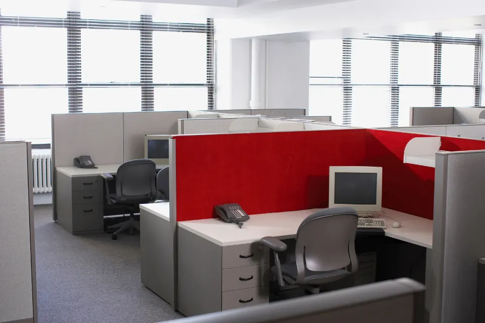 Puesto de trabajo vacío en una oficina 