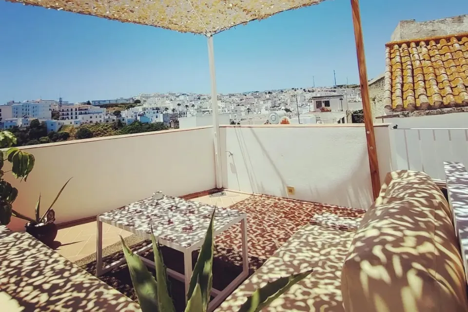 Vejerísimo casa boutique | Fotos: Vejerísimo Boutique Guest Houses   Lo que comenzó como una etapa de exploración y viajes por España y Portugal, se convirtió en una búsqueda consciente de un hogar para Guillermo y su esposa, propietarios de Vejerísimo Casa Boutique