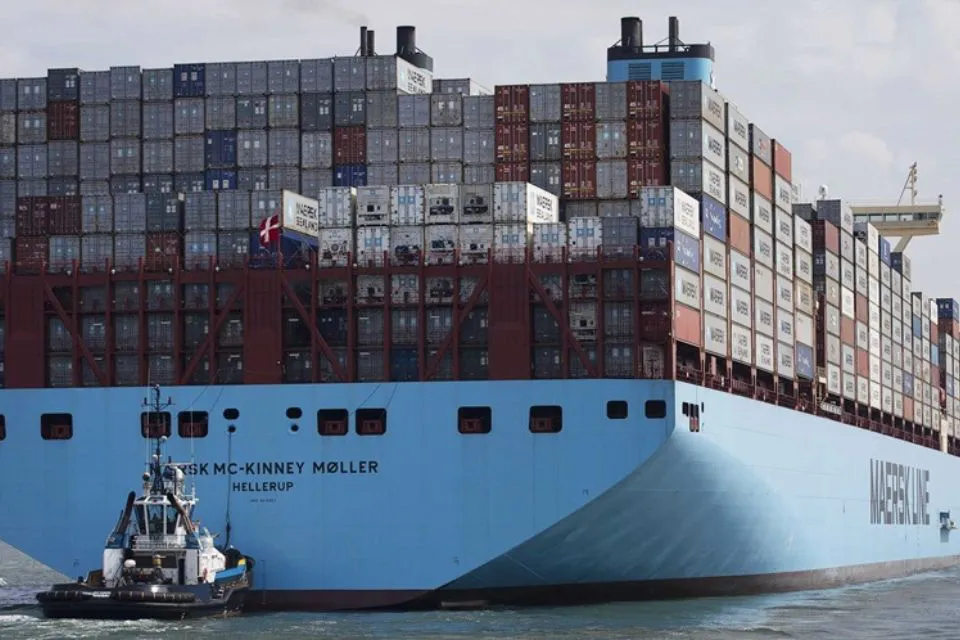 Vista del mayor buque contenedor del mundo, a su llegada al puerto de Rotterdam, Holanda- EFE/Jerry Lampen