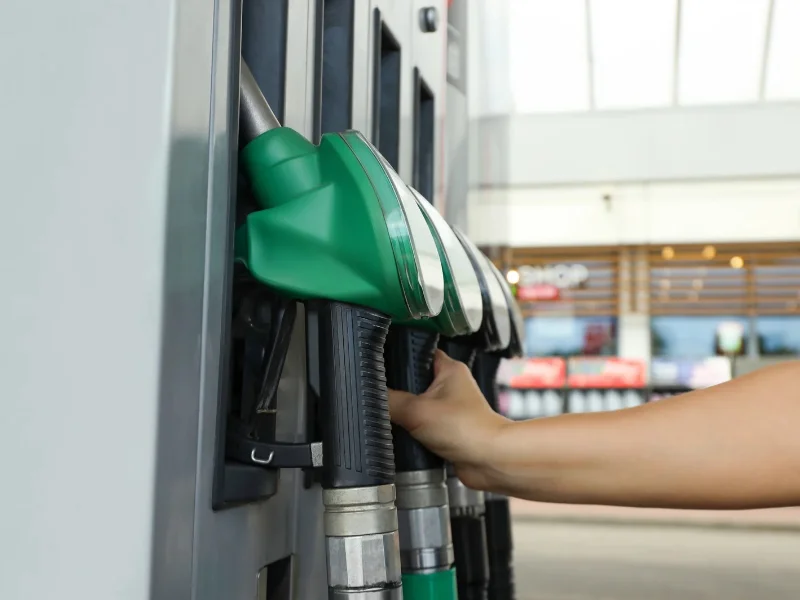 Manguera de combustible en una estación de servicio
