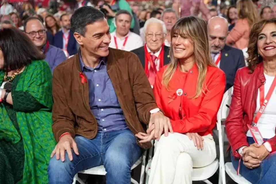 El Presidente del Gobierno, Pedro Sánchez, y su esposa Begoña Gómez|Foto: Europa Press/Francisco J. Olmo Caso Begoña Gómez: el juez dice que no investigar a Air Europa sería prevaricar

