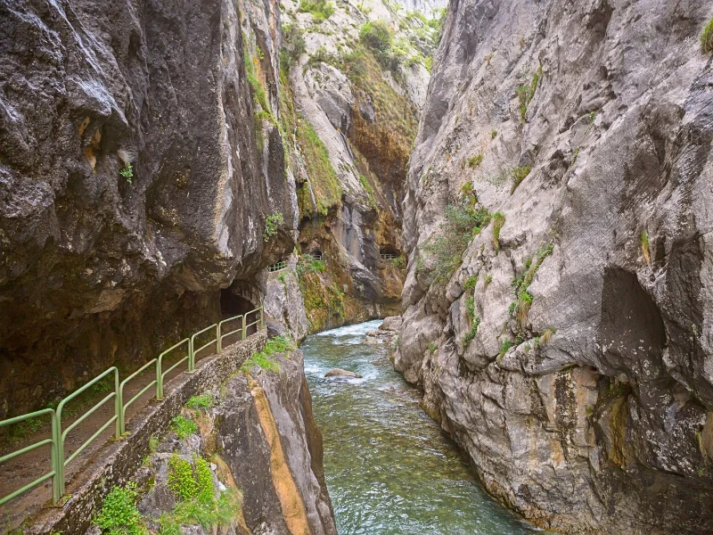 sendero-estrecho-de-la-ruta-del-cares-excavado-en-la-roca-sobre-el-rio