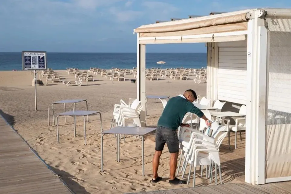 Un camarero en la playa de Morro Jable, en Fuerteventura|Foto: EFE/Carlos de Saá El empleo en el sector turístico sube un 1,2% en el trimestre