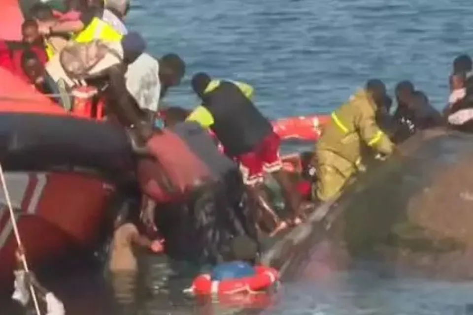 Varios muertos tras volcar un cayuco en El Hierro|Foto: Europa Press/Salvamento Marítimo Al menos siete mujeres muertas y un bebé desaparecido tras volcar un cayuco en El Hierro 