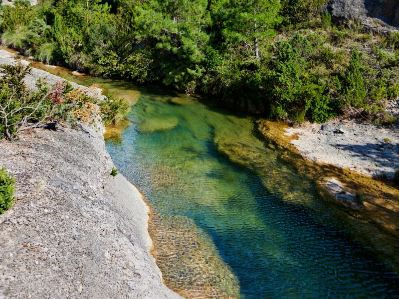 Piscinas naturales de piedra caliza en los Estrets de Arnes, Parque Natural de Els Ports, Tarragona