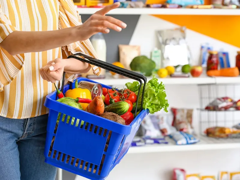 Así ha cambiado el gasto en alimentación en cuatro décadas España reduce el gasto en alimentación del 28 % al 15 % en 40 años. IA, demografía y digitalización redefinen el consumo y el retail