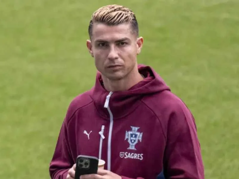 Cristiano Ronaldo luciendo la indumentaria oficial de la selección de fútbol de Portugal|Foto: Canal 4
