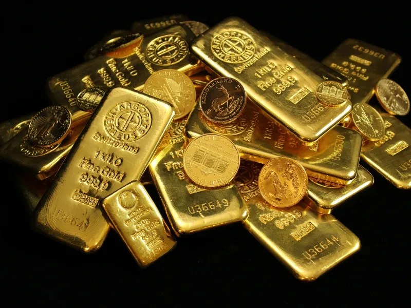 El oro supera los $3.800 ante posible cierre en EEUU  El oro se sitúa en los $3.823 por onza, impulsado por el riesgo de cierre en EEUU, tensiones globales y expectativas de recorte de tipos