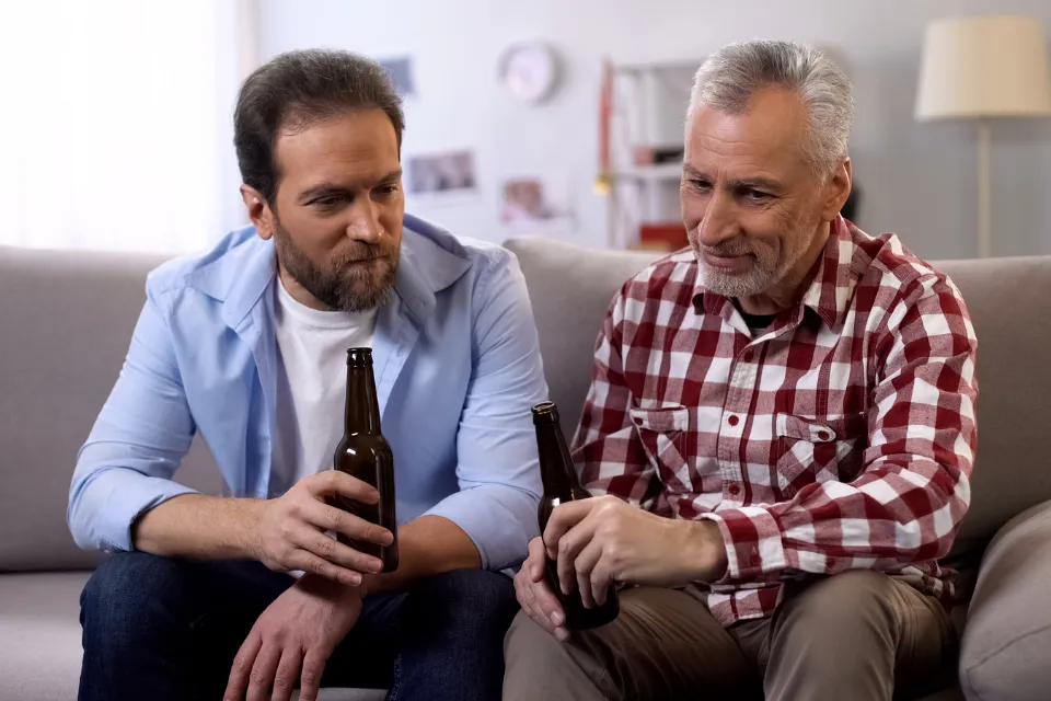 Personas bebiendo cerveza 