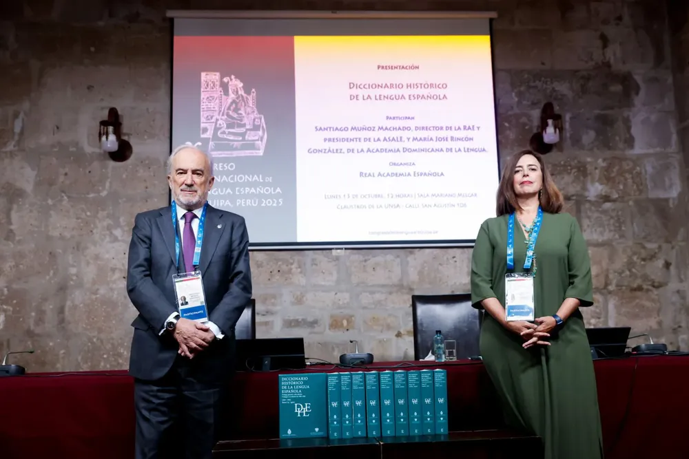 Santiago Muñoz Machado y María José Rincón con el Diccionario Histórico de la RAE|Foto: ANDINA/Luis Iparraguirre La obra magna de la RAE, es una edición panhispánica de 10 tomos y más de 20.000 páginas que describe la evolución de las palabras a lo largo de los siglos y marca un "hito culminado" tras 112 años de trabajo. 