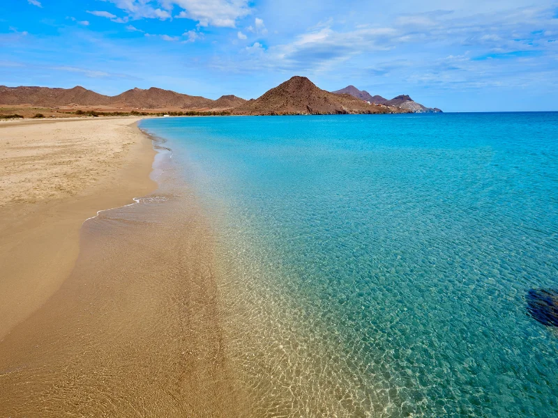 Vista panorámica de la bahía de la Playa de los Genoveses con dunas y el mar Mediterráneo en Almería