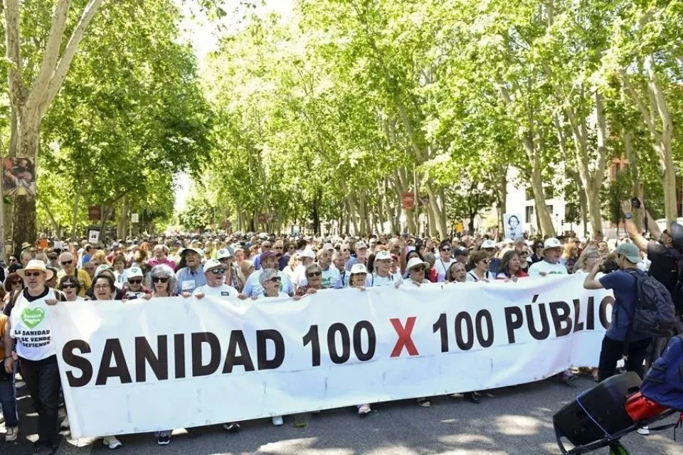 Manifestación del colectivo Vecinas y Vecinos de los Barrios de Madrid por la sanidad pública|Foto: EFE/Víctor Lerena Miles de personas manifestaron en Madrid por una sanidad más pública y con mayor presupuesto