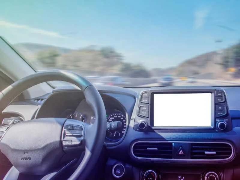 Interfaz digital e inteligente en el salpicadero de un vehículo autónomo circulando por la carretera