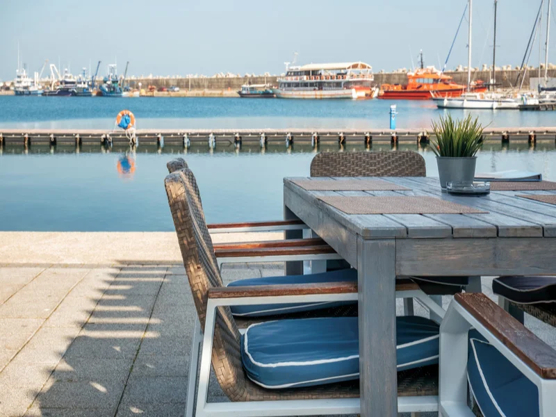 Paseo maritimo y terrazas de los restaurantes de Cambrils junto al puerto pesquero